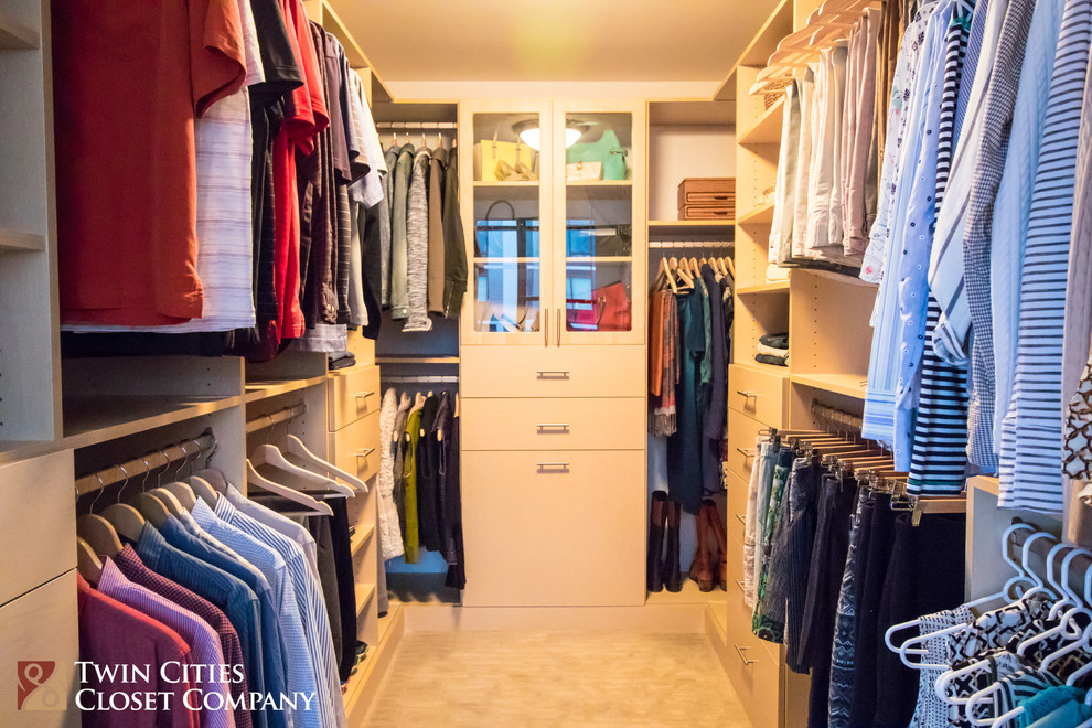 Diseño de armario vestidor unisex tradicional pequeño con armarios con paneles lisos, puertas de armario de madera clara, moqueta y suelo beige