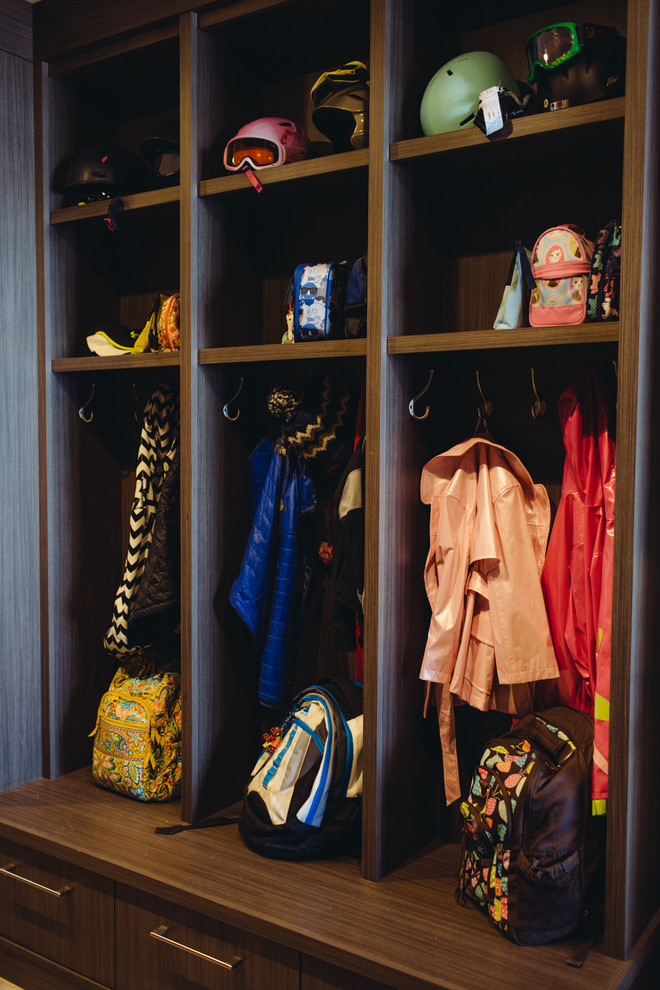 Foto de vestidor unisex tradicional renovado de tamaño medio con armarios abiertos, puertas de armario de madera en tonos medios y suelo de madera clara