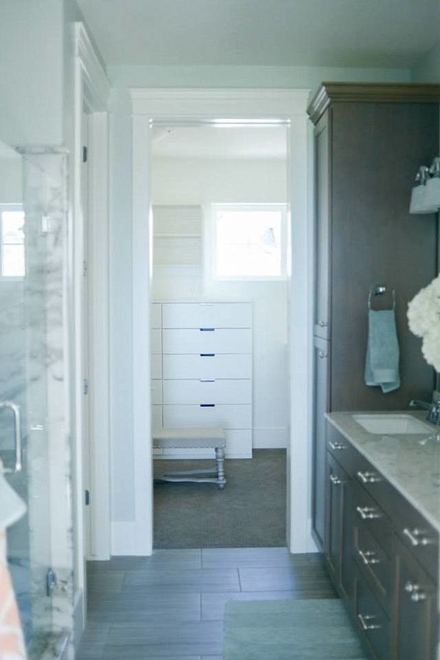 Imagen de armario vestidor unisex tradicional renovado pequeño con armarios con paneles lisos, puertas de armario blancas y moqueta