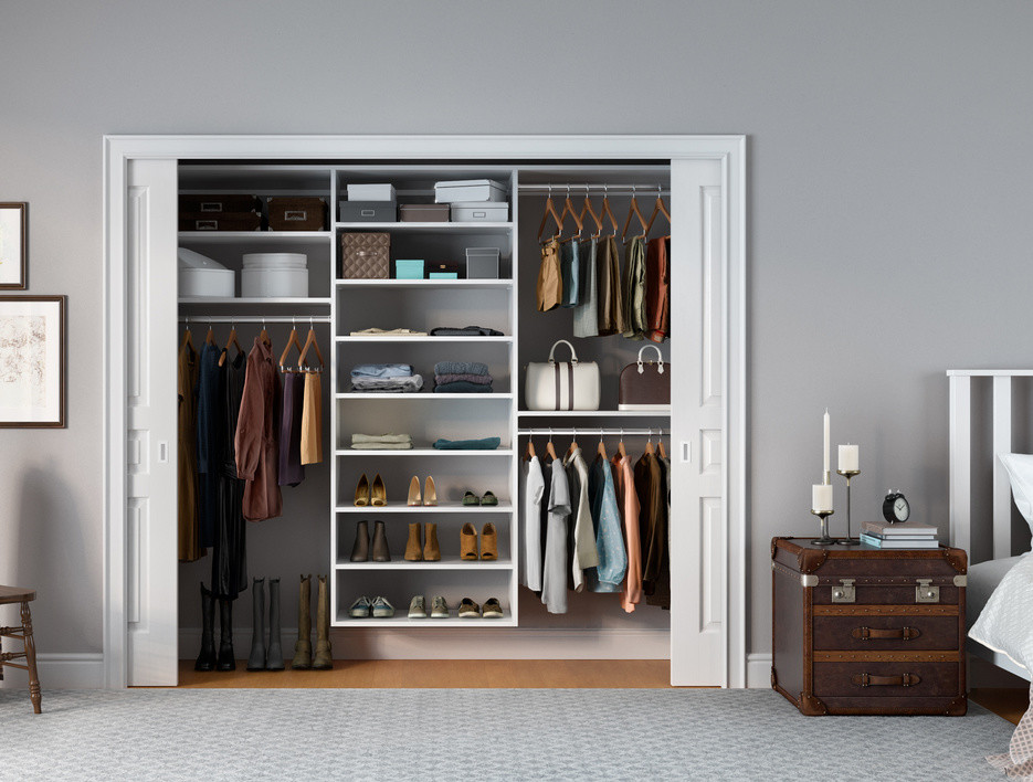 Diseño de armario unisex contemporáneo pequeño con armarios abiertos, puertas de armario blancas y suelo de madera en tonos medios