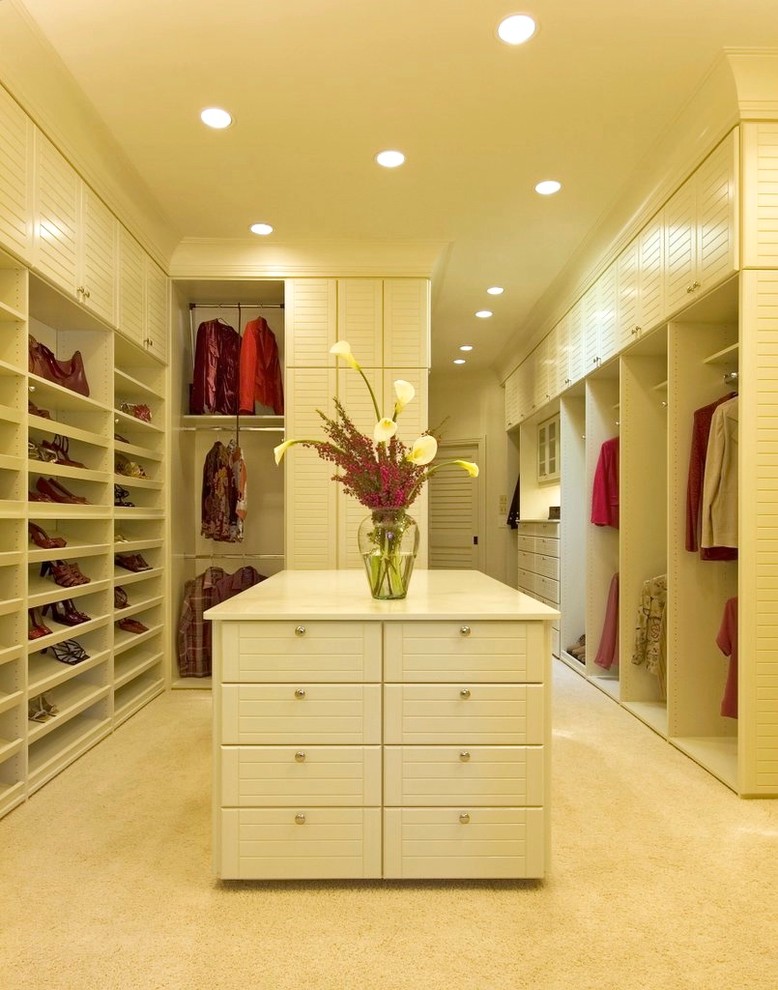 Modern inredning av ett stort walk-in-closet för kvinnor, med luckor med lamellpanel, vita skåp och heltäckningsmatta