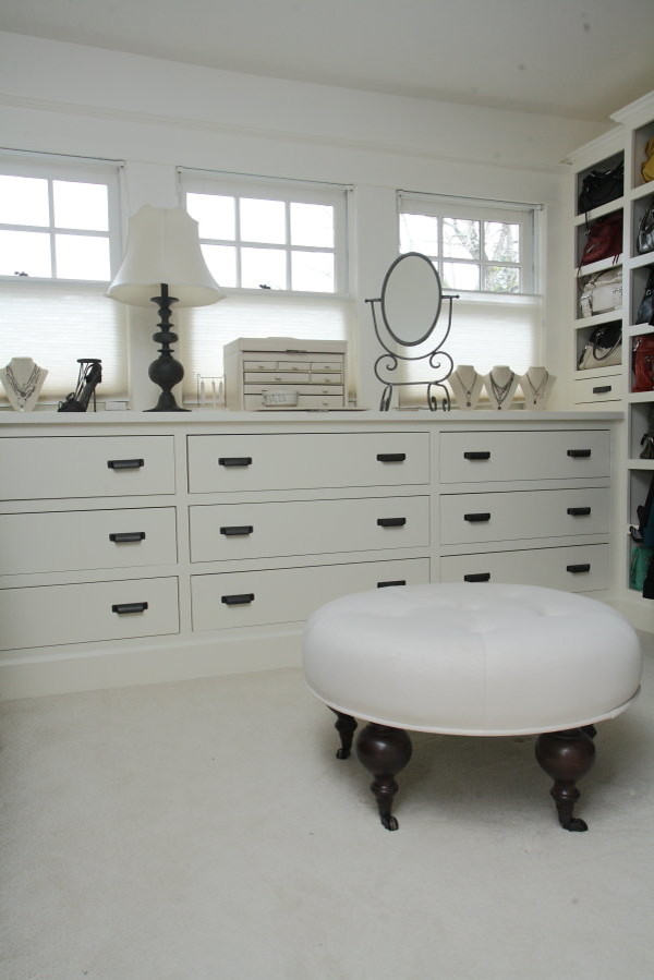 Idéer för att renovera ett stort vintage omklädningsrum för kvinnor, med släta luckor, vita skåp och klinkergolv i keramik