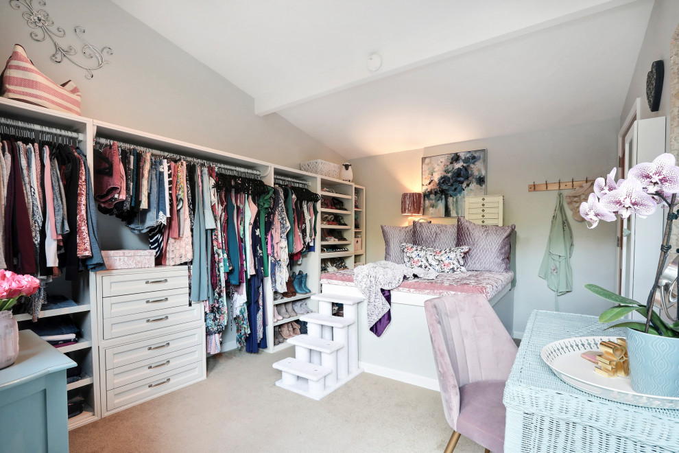 Idéer för att renovera ett mellanstort shabby chic-inspirerat omklädningsrum för kvinnor, med skåp i shakerstil, vita skåp, heltäckningsmatta och beiget golv