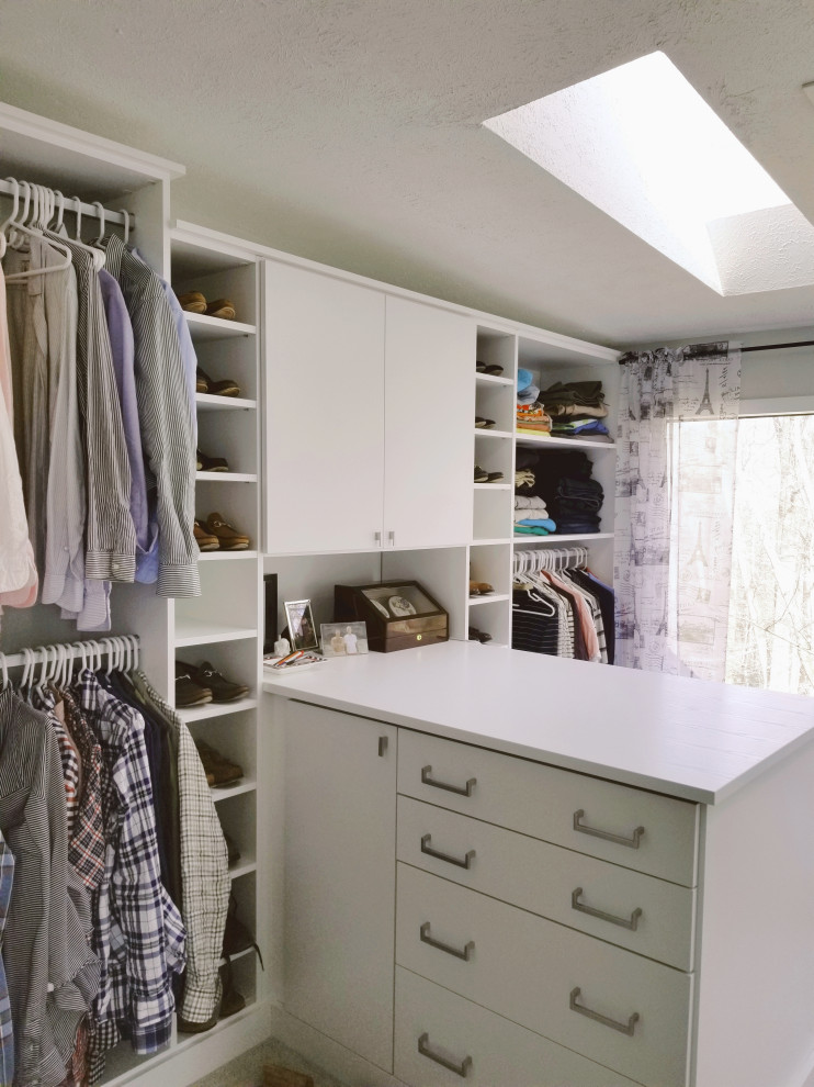 Immagine di un piccolo spazio per vestirsi per uomo minimalista con ante lisce e ante bianche