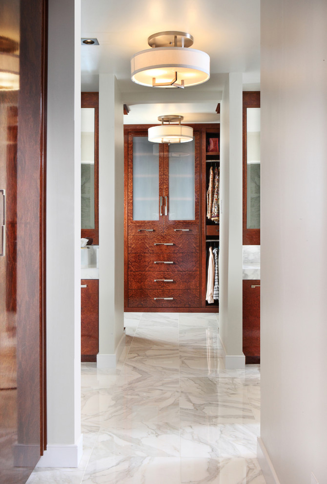 Exemple d'un grand dressing tendance en bois brun neutre avec un placard à porte plane et un sol en marbre.