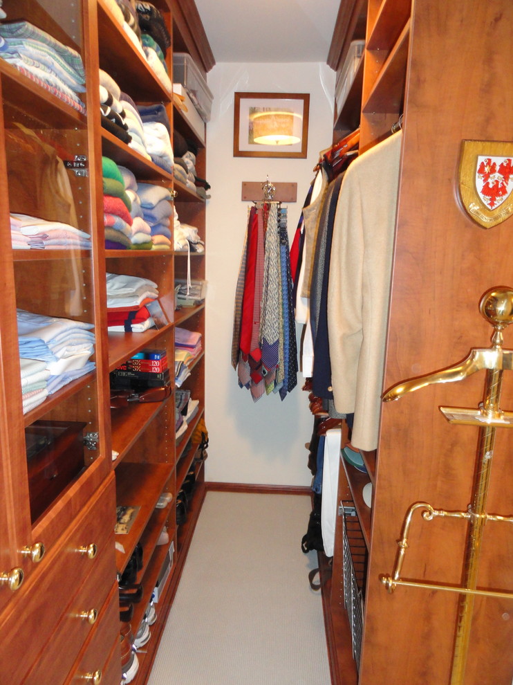 Ejemplo de vestidor unisex clásico de tamaño medio con armarios abiertos, puertas de armario de madera oscura, moqueta y suelo gris