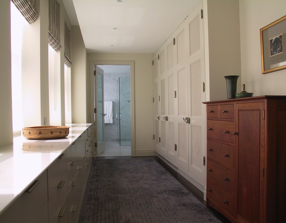 На фото: гардеробная комната унисекс в стиле неоклассика (современная классика) с фасадами с утопленной филенкой и белыми фасадами с