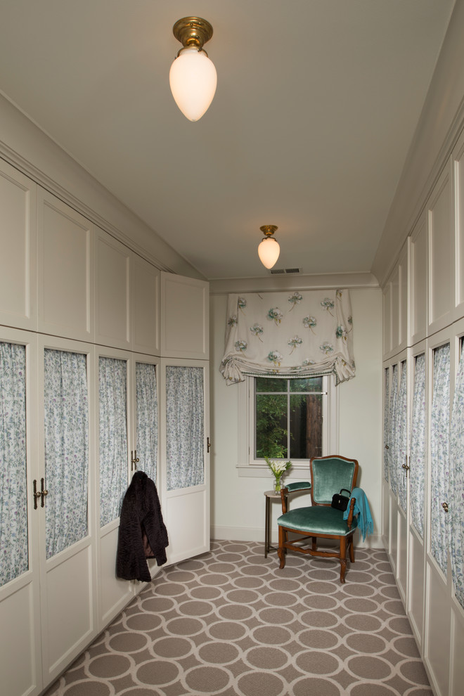 Идея дизайна: большая гардеробная комната унисекс в классическом стиле с ковровым покрытием, бежевыми фасадами и со шторками вместо дверей