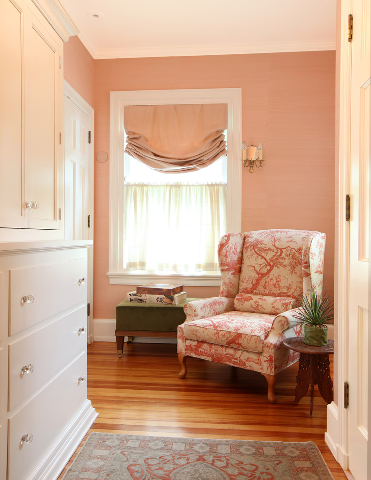 Diseño de vestidor de mujer clásico pequeño con armarios con paneles empotrados, puertas de armario blancas, suelo de madera en tonos medios y suelo marrón