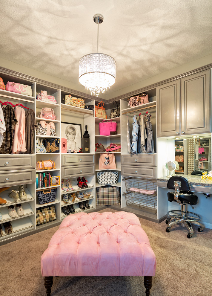 На фото: гардеробная комната среднего размера в современном стиле с фасадами с выступающей филенкой, серыми фасадами, ковровым покрытием и бежевым полом для женщин