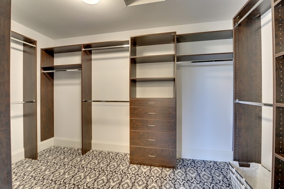 Imagen de vestidor unisex clásico renovado grande con armarios abiertos, puertas de armario de madera en tonos medios y moqueta