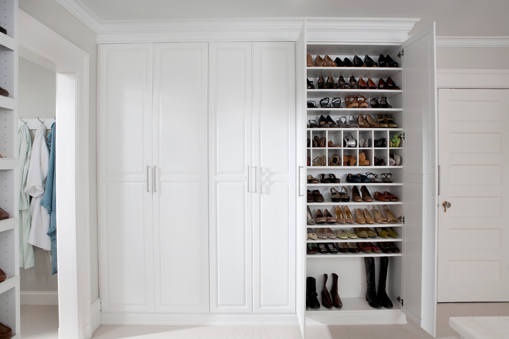 Imagen de armario unisex tradicional grande con puertas de armario blancas, moqueta y armarios con paneles con relieve