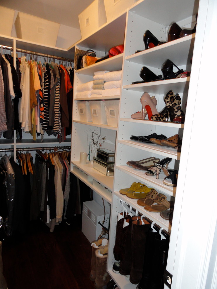 Diseño de armario vestidor de mujer contemporáneo de tamaño medio con armarios abiertos, puertas de armario blancas, suelo de madera oscura y suelo marrón