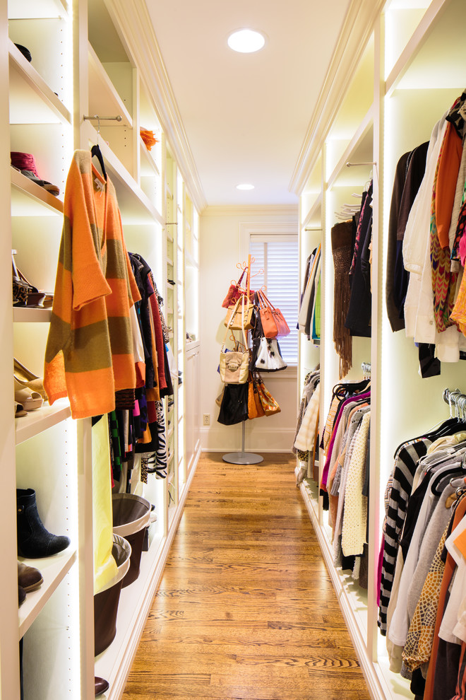 Foto de armario vestidor tradicional con armarios abiertos, puertas de armario blancas y suelo de madera en tonos medios
