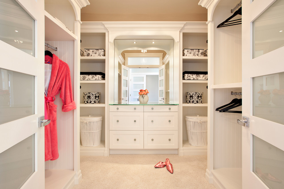Idéer för ett mellanstort klassiskt walk-in-closet för könsneutrala, med skåp i shakerstil, vita skåp och heltäckningsmatta