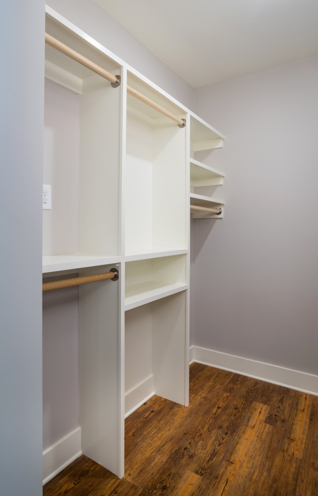 Modelo de armario unisex clásico de tamaño medio con armarios abiertos, puertas de armario blancas, suelo laminado y suelo marrón