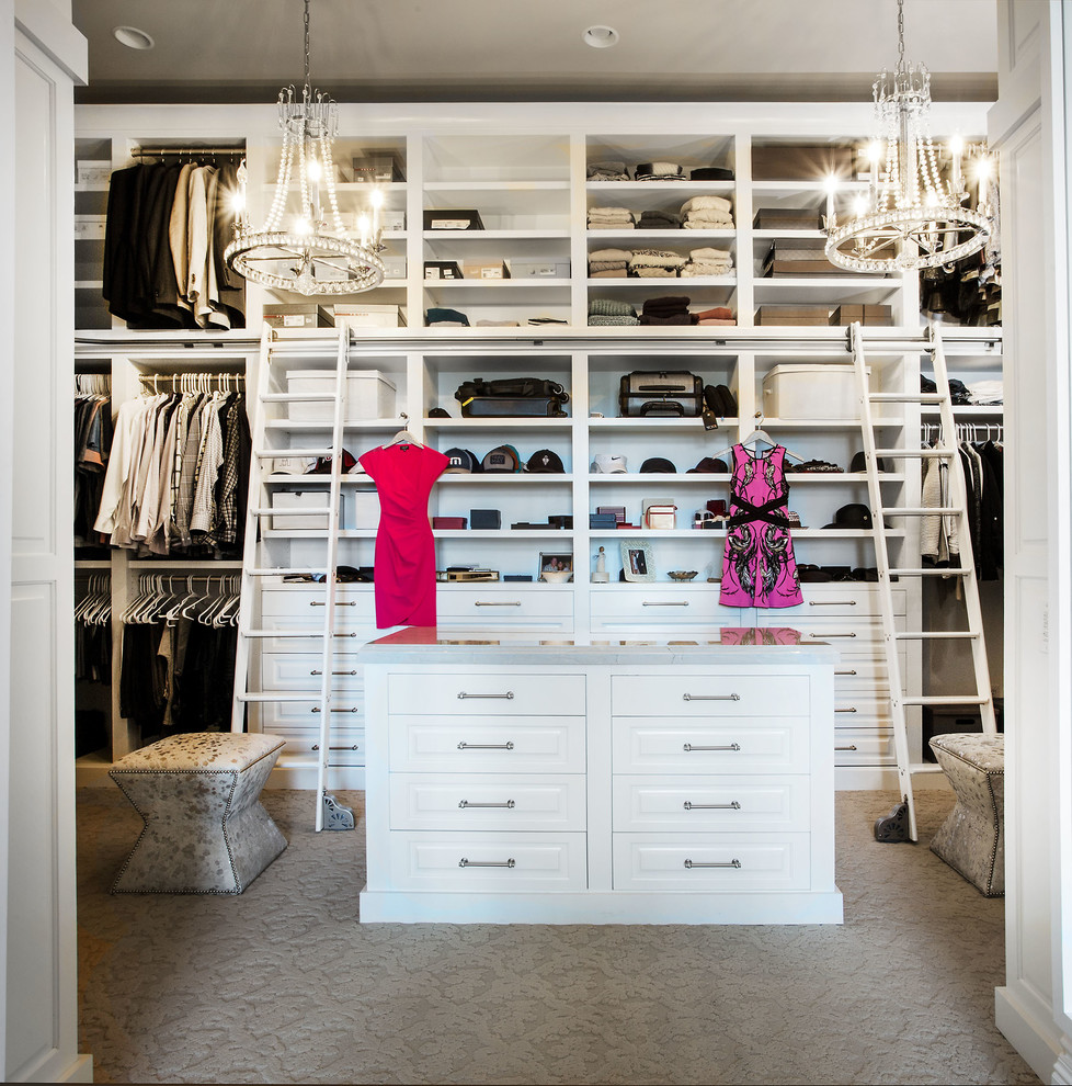 Inredning av ett klassiskt mellanstort walk-in-closet, med luckor med infälld panel, vita skåp, heltäckningsmatta och brunt golv