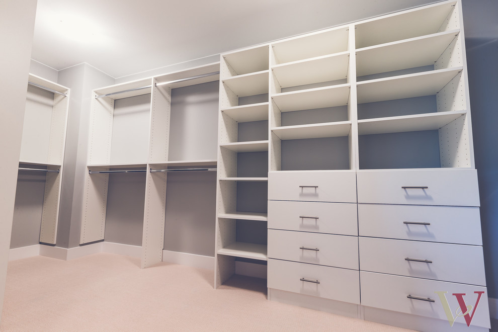 Пример оригинального дизайна: гардеробная комната среднего размера в стиле кантри