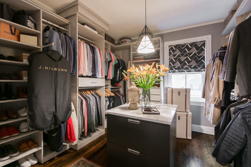 Foto de vestidor unisex clásico renovado de tamaño medio con armarios con paneles lisos, puertas de armario grises, suelo de madera oscura y suelo marrón