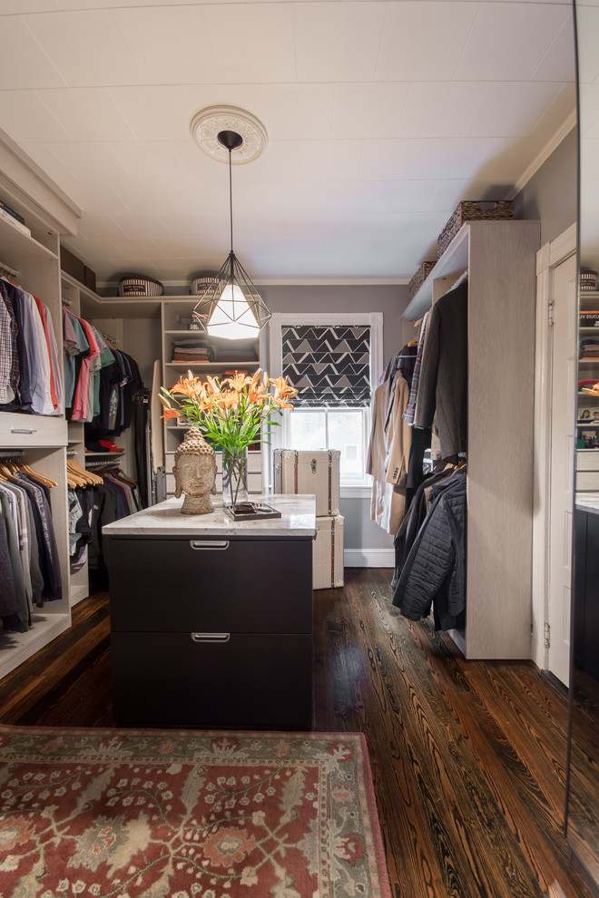 Diseño de vestidor unisex tradicional renovado de tamaño medio con armarios con paneles lisos, puertas de armario grises, suelo de madera oscura y suelo marrón