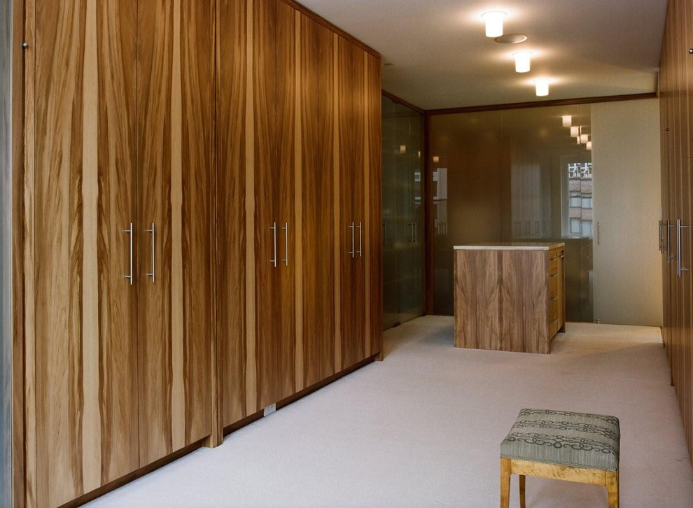 Neutrales Modernes Ankleidezimmer mit Ankleidebereich, flächenbündigen Schrankfronten, hellbraunen Holzschränken und Teppichboden in Chicago
