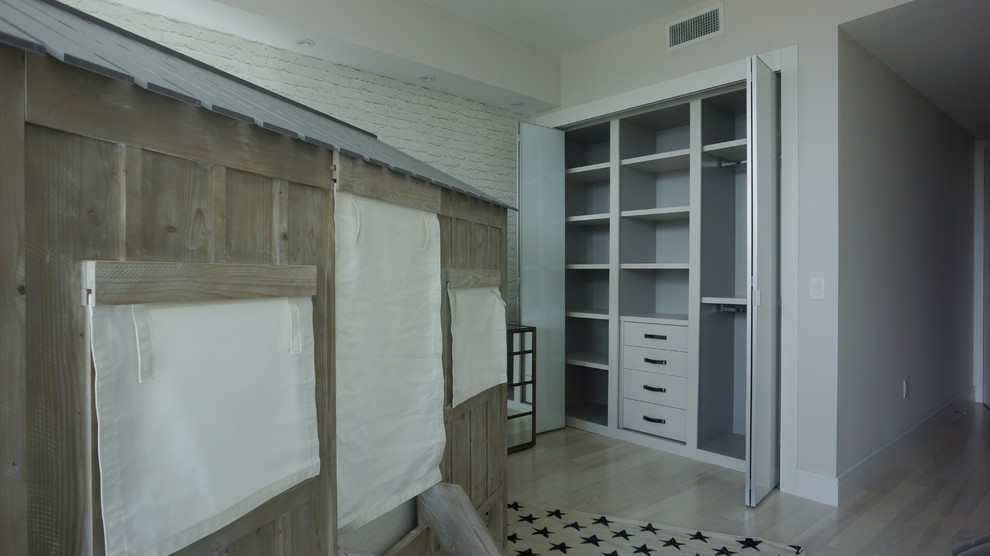 Свежая идея для дизайна: гардеробная комната среднего размера, унисекс в стиле модернизм с плоскими фасадами, белыми фасадами и светлым паркетным полом - отличное фото интерьера