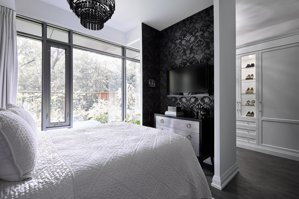 Kleines Stilmix Ankleidezimmer mit Ankleidebereich, Glasfronten, weißen Schränken, braunem Holzboden und grauem Boden in Toronto