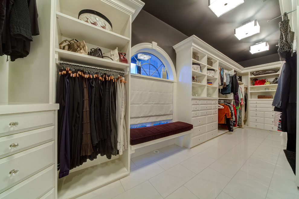 カルガリーにある巨大なトランジショナルスタイルのおしゃれなフィッティングルーム (フラットパネル扉のキャビネット、白いキャビネット、磁器タイルの床、白い床) の写真