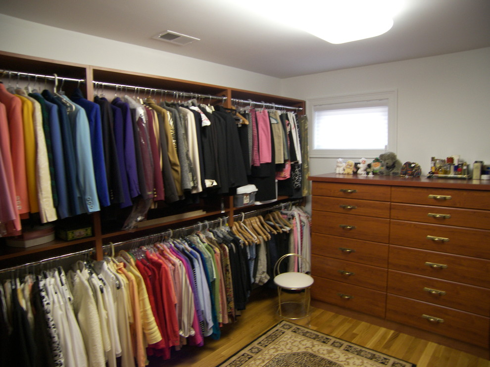 Elegant closet photo in Bridgeport