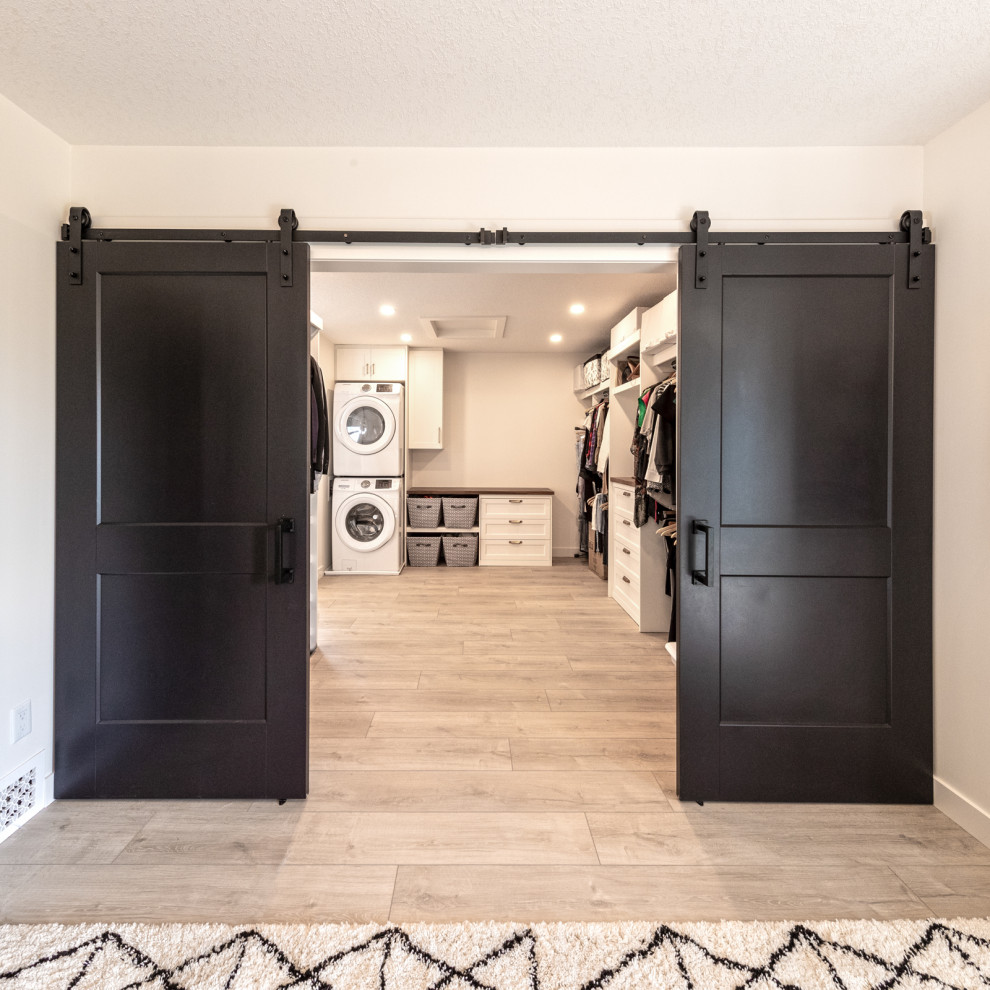 Großer, Neutraler Rustikaler Begehbarer Kleiderschrank mit Schrankfronten im Shaker-Stil, weißen Schränken, Vinylboden und braunem Boden in Edmonton
