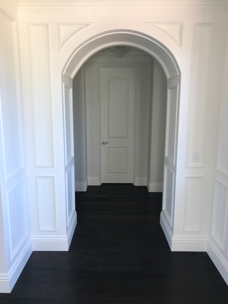 Idéer för ett stort klassiskt walk-in-closet, med mörkt trägolv och brunt golv