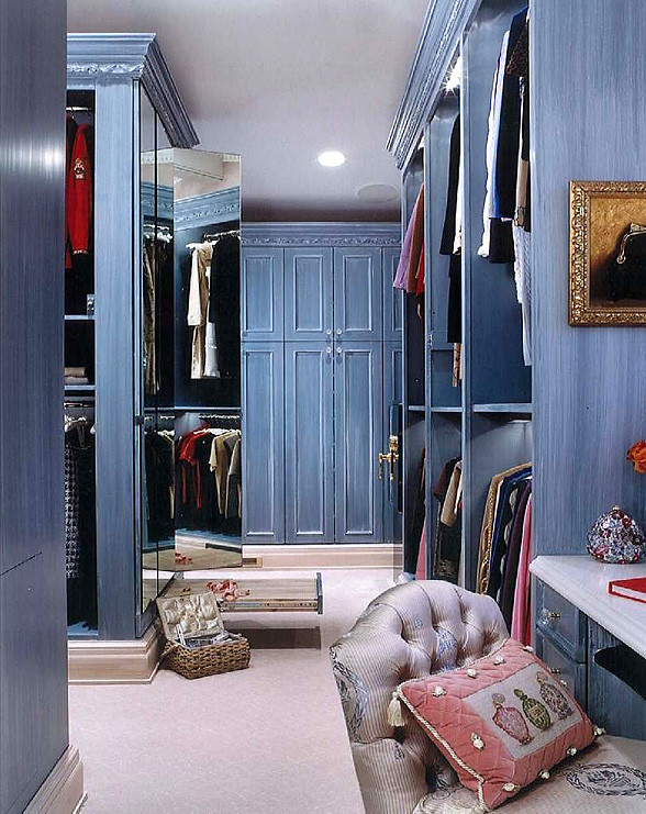 На фото: огромная гардеробная комната в стиле неоклассика (современная классика) с фасадами с утопленной филенкой, синими фасадами и ковровым покрытием для женщин