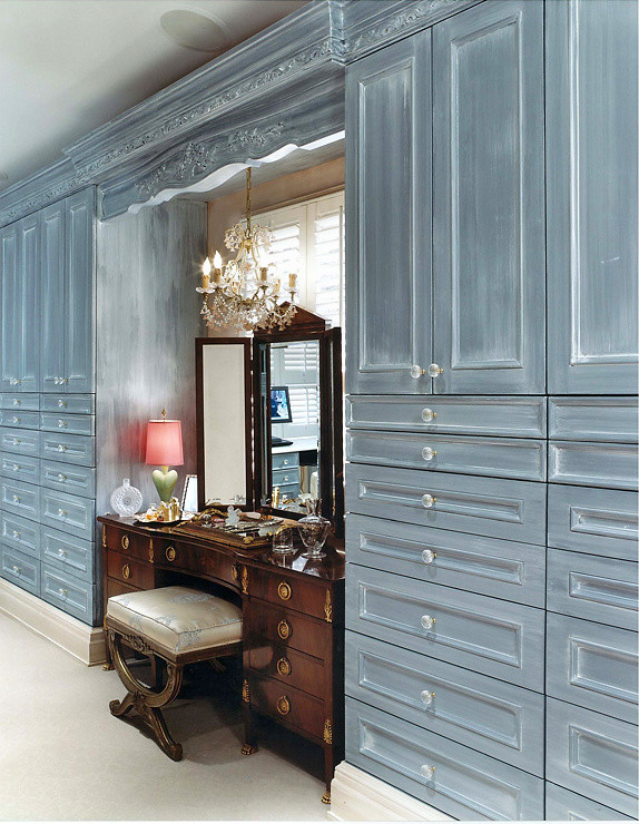 Источник вдохновения для домашнего уюта: огромная гардеробная комната в стиле неоклассика (современная классика) с фасадами с утопленной филенкой, синими фасадами и ковровым покрытием для женщин