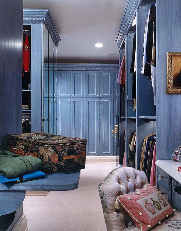 На фото: огромная гардеробная комната в стиле неоклассика (современная классика) с фасадами с утопленной филенкой, синими фасадами и ковровым покрытием для женщин с