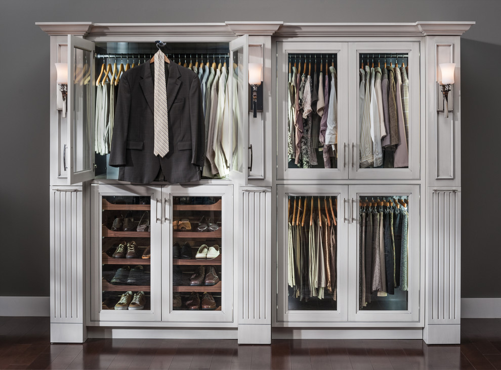 Modelo de vestidor unisex tradicional grande con armarios con rebordes decorativos y puertas de armario grises