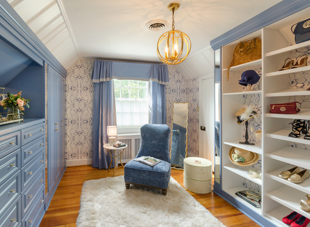 Идея дизайна: гардеробная комната в классическом стиле с фасадами с выступающей филенкой, синими фасадами, паркетным полом среднего тона и коричневым полом для женщин