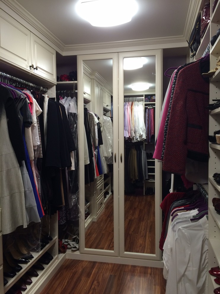 Kleiner, Neutraler Klassischer Begehbarer Kleiderschrank mit profilierten Schrankfronten, weißen Schränken und braunem Holzboden in Washington, D.C.