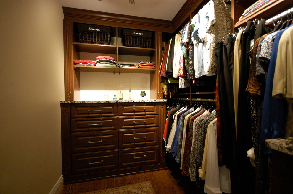 Ejemplo de armario y vestidor tradicional pequeño