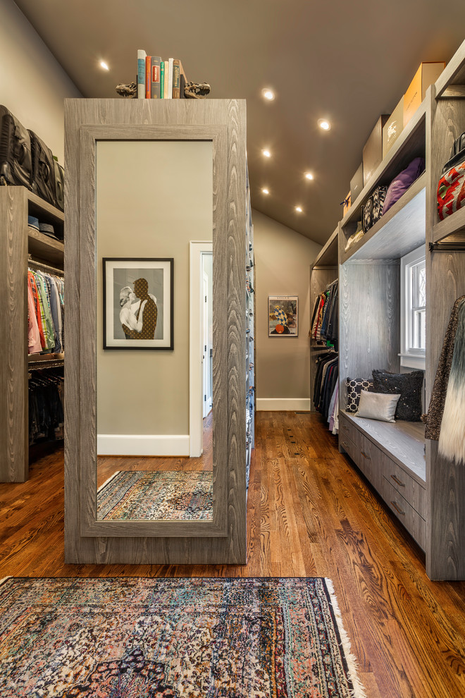 Foto de armario y vestidor clásico renovado con armarios con paneles lisos, puertas de armario grises, suelo de madera oscura y suelo marrón