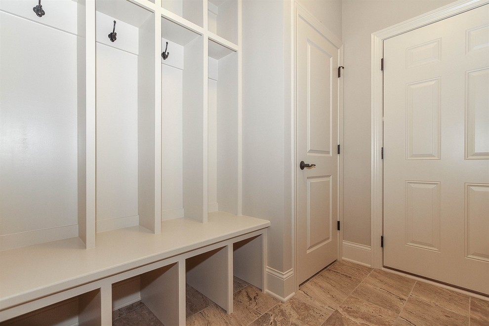 Modelo de armario unisex clásico grande con puertas de armario blancas y suelo de baldosas de cerámica