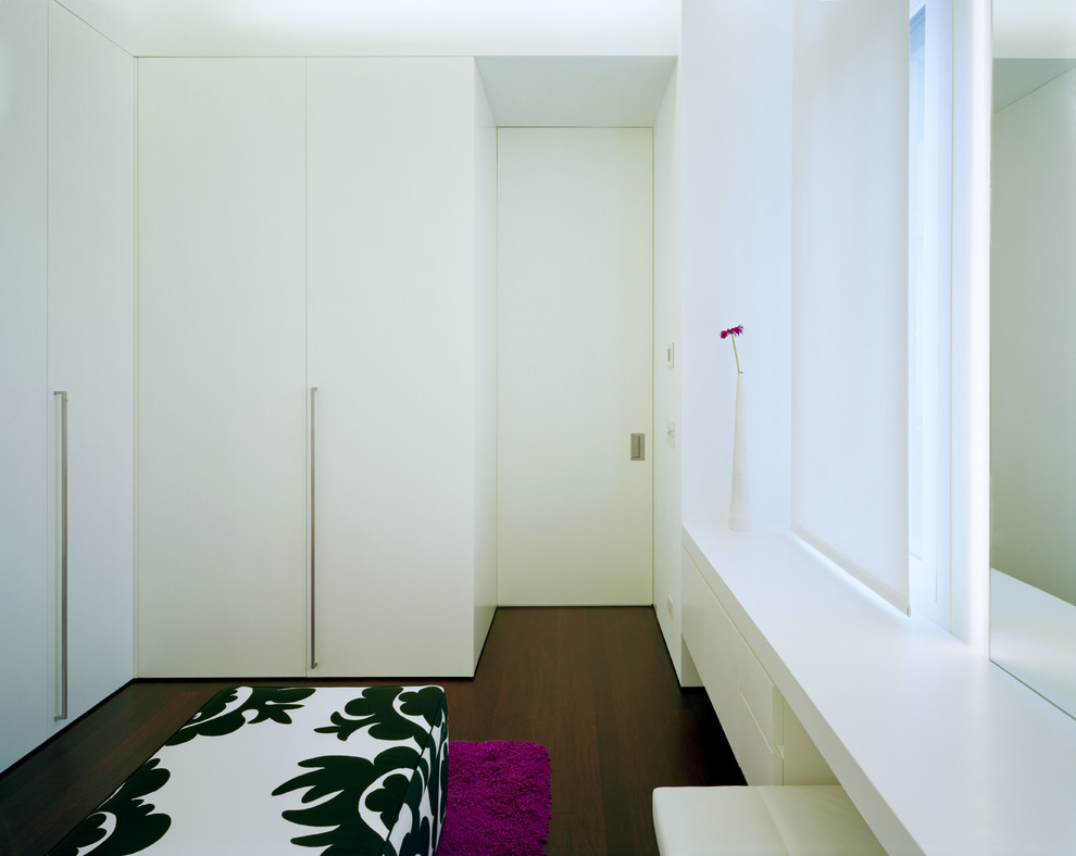 Идея дизайна: гардеробная комната в стиле модернизм