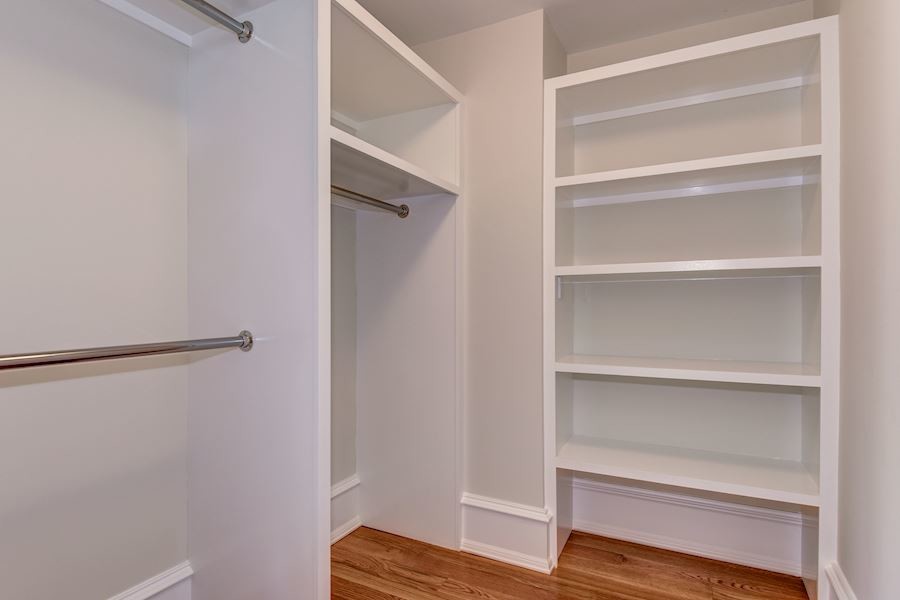 Diseño de armario vestidor unisex tradicional renovado de tamaño medio con armarios abiertos, puertas de armario blancas, suelo de madera clara y suelo beige