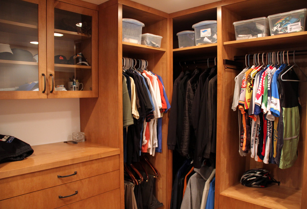 Foto de armario vestidor de hombre contemporáneo de tamaño medio con armarios con paneles lisos y puertas de armario de madera oscura