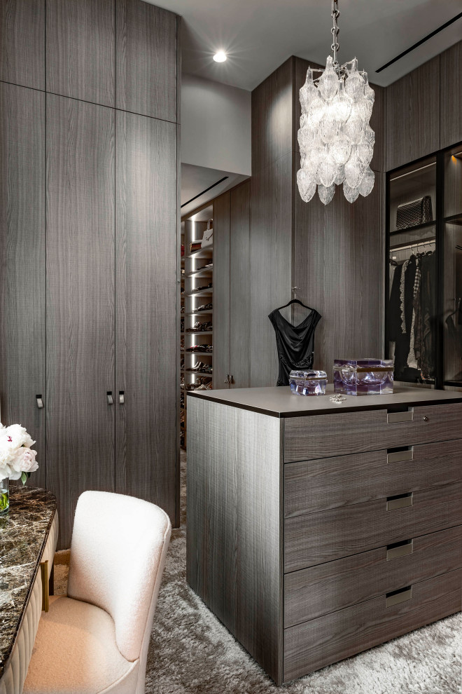 Стильный дизайн: гардеробная комната в современном стиле с плоскими фасадами, серыми фасадами, ковровым покрытием и серым полом - последний тренд