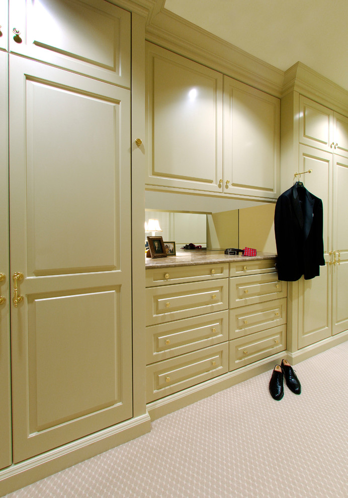 Imagen de vestidor unisex clásico extra grande con armarios con paneles con relieve, puertas de armario blancas y moqueta