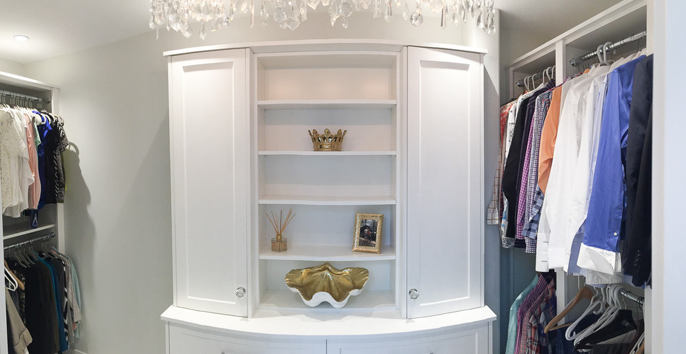 Ejemplo de vestidor contemporáneo de tamaño medio con armarios estilo shaker, puertas de armario blancas y suelo de baldosas de cerámica