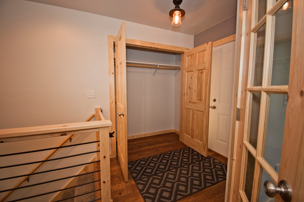 На фото: шкаф в нише среднего размера, унисекс в стиле рустика с паркетным полом среднего тона и коричневым полом