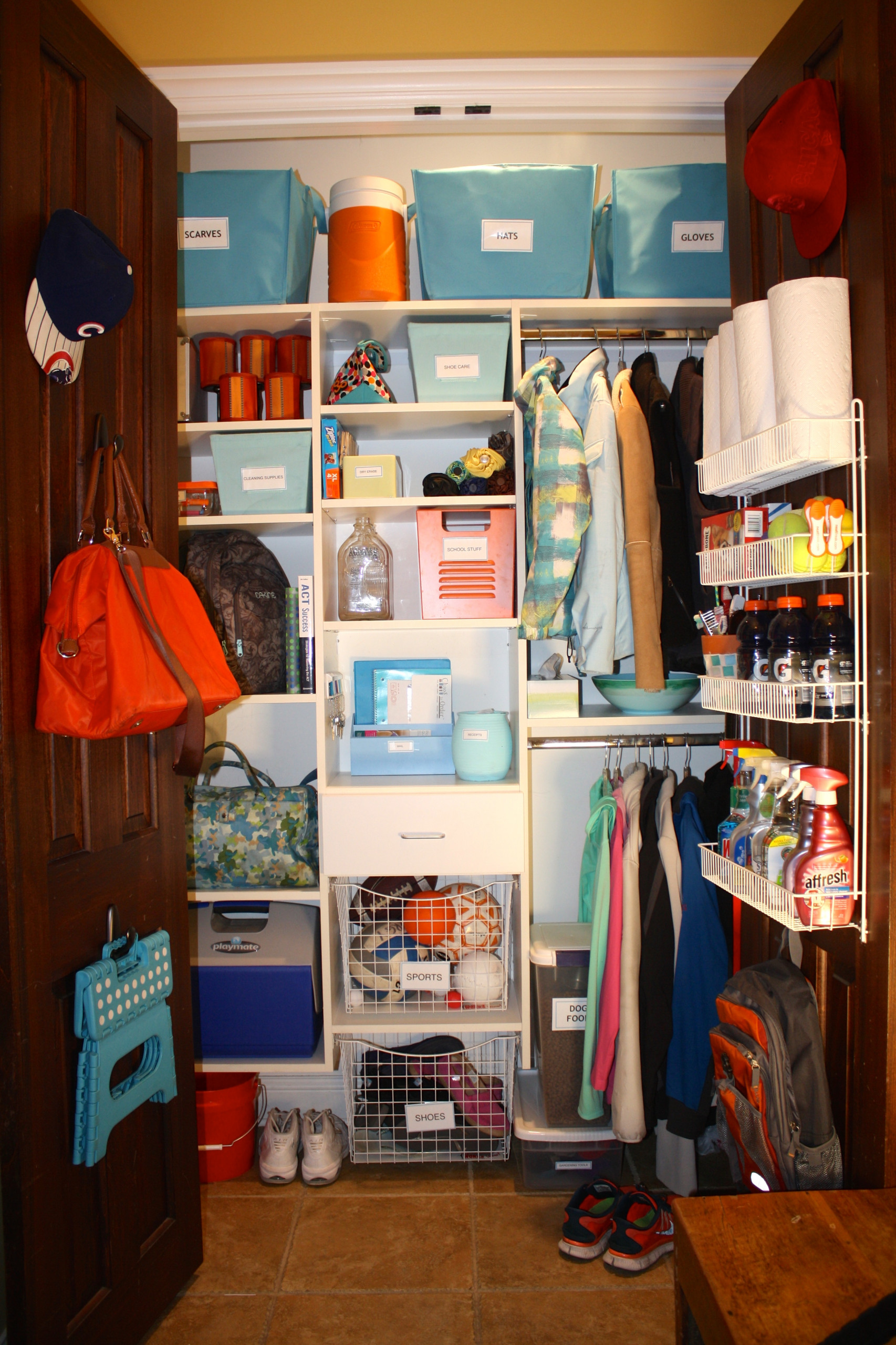 https://st.hzcdn.com/simgs/pictures/closets/entryway-closet-organizing-project-chaos-to-order-img~1761a0d204fa2350_14-1525-1-20d19d5.jpg