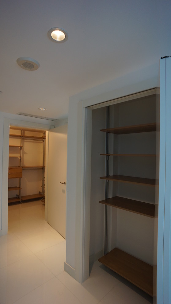 Foto di una cabina armadio unisex contemporanea di medie dimensioni con nessun'anta, ante in legno scuro e pavimento in gres porcellanato