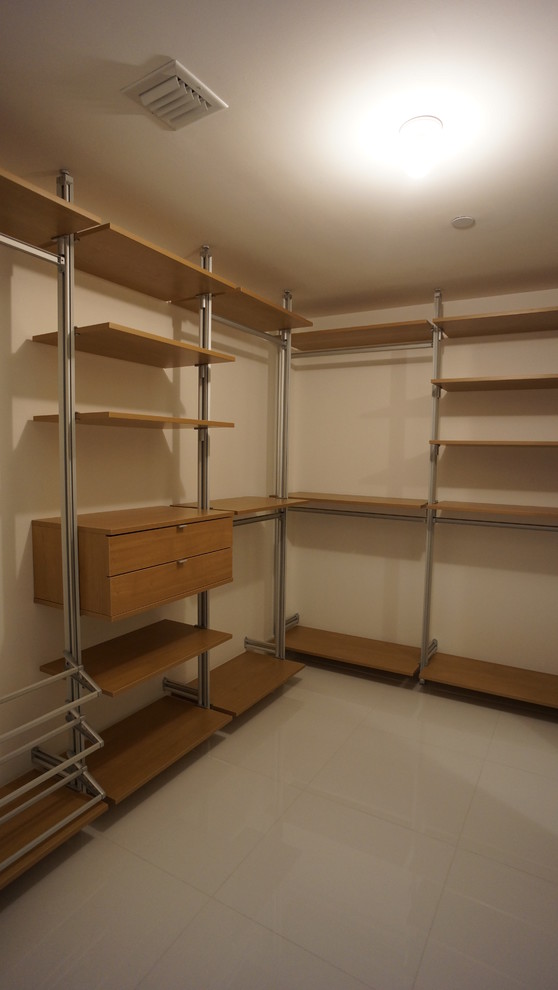 Idee per una cabina armadio unisex minimal di medie dimensioni con nessun'anta, ante in legno scuro e pavimento in gres porcellanato